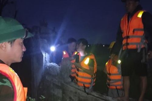 Thuyền chở 6 thành viên nhà mạng Viettel bị lật giữa mưa lũ