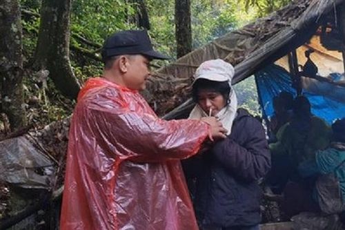 Băng rừng vượt suối tìm được người phụ nữ đi lạc 5 ngày trong rừng