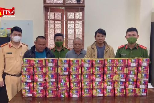 Bắt giữ 3 đối tượng tàng trữ trái phép số lượng lớn pháo nổ