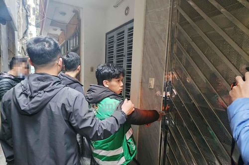 Dựng lại hiện trường 'shipper' bẻ khóa cửa 16 gia đình tại Hà Nội