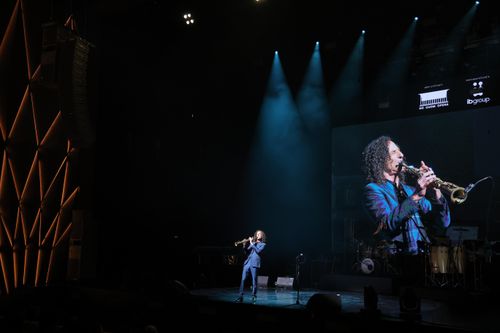 Kenny G cùng ban nhạc 'cháy' hết mình trong đêm diễn thứ 2 tại Hà Nội