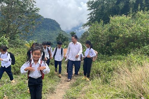 Lên non gieo chữ, cha đi trước, con nối bước theo sau