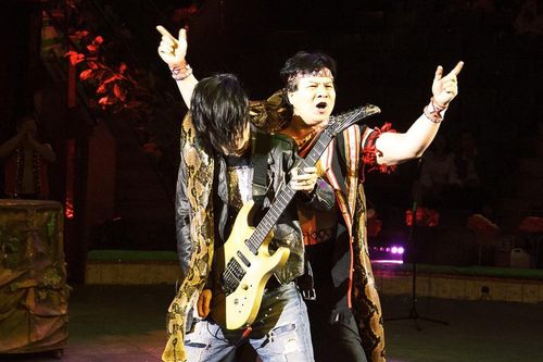 Khi rocker 'làm xiếc'