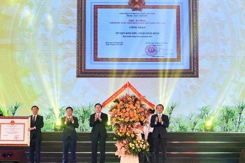Huyện Kim Sơn đón nhận Quyết định công nhận đạt chuẩn nông thôn mới