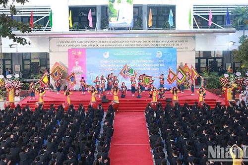 Trường THCS và THPT Nguyễn Tất Thành đón nhận Huân chương Lao động hạng Nhì