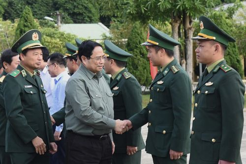 Thủ tướng Phạm Minh Chính thăm, động viên cán bộ, chiến sĩ Đồn Biên phòng Huổi Luông