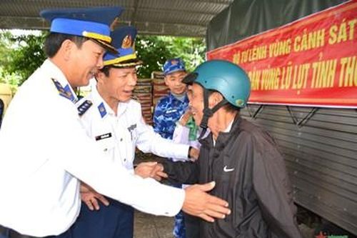 Bộ tư lệnh Vùng Cảnh sát biển 2 hỗ trợ nhân dân vùng lũ lụt tỉnh Thừa Thiên Huế