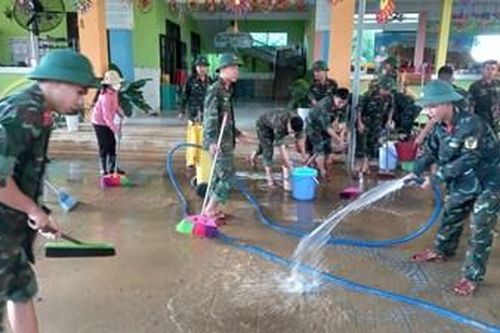Gác lại ngày nghỉ tận tụy giúp dân