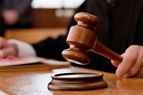 Mẹ kiện con trai vì đem 27.000 USD học phí mua xe cho bạn gái