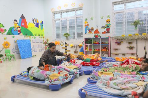Lội bùn mang chữ vượt ngàn