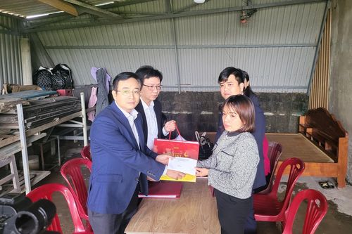 Sở GD&ĐT Quảng Bình trao 181 triệu đồng đến GV, NV có hoàn cảnh khó khăn