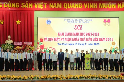 Trường ĐH Trà Vinh trao 1,8 tỷ đồng học bổng dịp khai giảng năm học 2023-2024