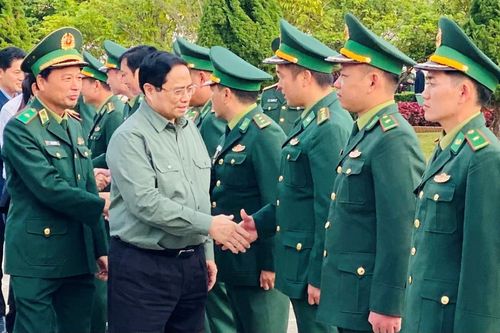 Thủ tướng Chính phủ Phạm Minh Chính thăm, tặng quà cán bộ, chiến sĩ Đồn Biên phòng Huổi Luông