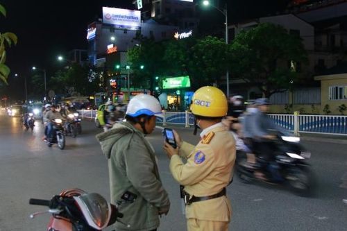 Củng cố hồ sơ xử lý đối tượng 'cắn' Cảnh sát giao thông khi bị yêu cầu đo nồng độ cồn