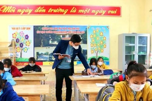 Xa nhà hơn 80 km, thầy giáo gác lại niềm riêng, 'cõng chữ' đến vùng cao biên giới