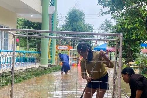 TT-Huế: Thầy cô tất bật dọn bùn sau lũ để sớm đón học sinh trở lại trường