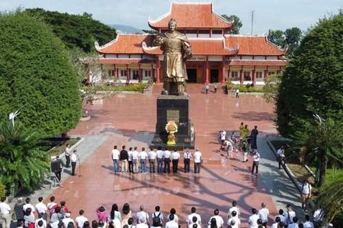 Tập thể cán bộ, phóng viên, nhân viên báo Tiền Phong dâng hương tưởng nhớ vua Quang Trung tại miền đất võ