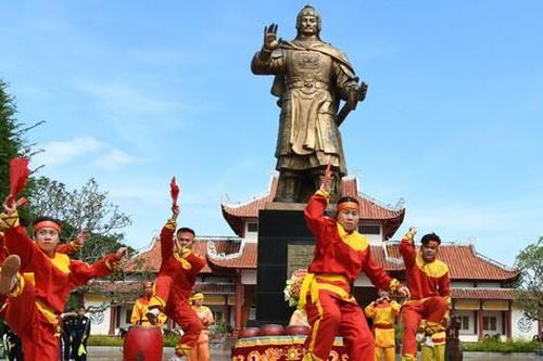 Màn biểu diễn nhạc võ cổ truyền Bình Định dưới chân tượng đài anh hùng áo vải Quang Trung