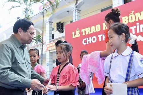 Thủ tướng Phạm Minh Chính thăm Trường Phổ thông Dân tộc bán trú Tiểu học Pa Tần