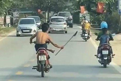 Cảnh báo tình trạng thanh niên cầm hung khí náo loạn đường phố