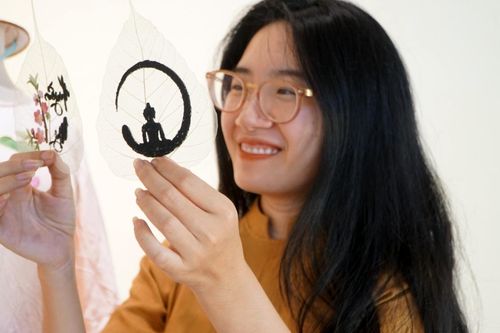 Thêu tay trên lá bồ đề, 9X Thanh Hóa kiếm chục triệu/tháng