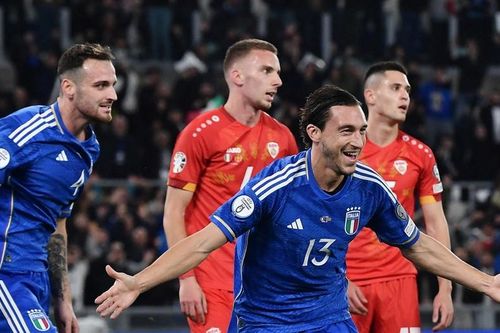 Italia đè bẹp Bắc Macedonia leo lên vị trí thứ 2