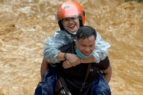 Bức ảnh thầy giáo cõng nữ đồng nghiệp vượt suối dữ đến trường gây 'bão' mạng