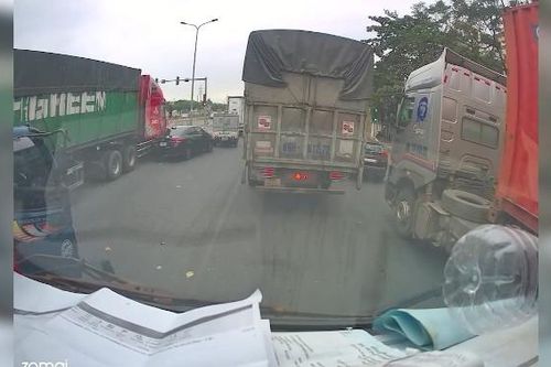 Hành động khó hiểu của tài xế, ô tô con bị xe container đẩy vào thế bánh mì kẹp