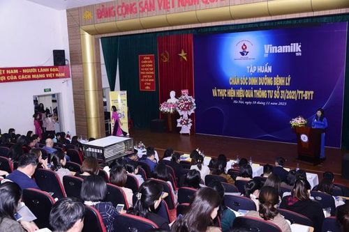 Hơn 300 điều dưỡng và nhân viên y tế tập huấn chăm sóc dinh dưỡng cho người bệnh