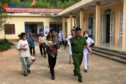 Công an đưa cháu bé 2 tuổi bị ngộ độc thuốc sâu đi cấp cứu kịp thời