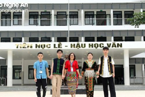 Cô giáo ở Kỳ Sơn được vinh danh giáo viên tiêu biểu toàn quốc: 'Làm nghề phải chăm lấy nghề'
