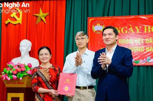 Phó Bí thư Tỉnh ủy Hoàng Nghĩa Hiếu chung vui Ngày hội Đại đoàn kết với nhân dân khối 16, phường Hà Huy Tập (TP. Vinh)
