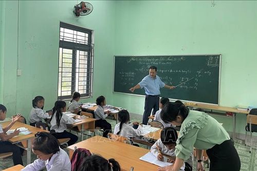 Cha và con thầy giáo cùng hành trình 'gieo chữ' nơi vùng cao Trà Bồng