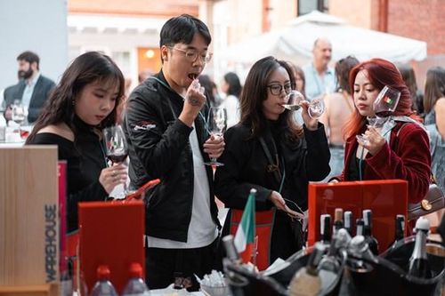 Thưởng thức rượu vang tại Lễ hội rượu vang Casa Italia 2023