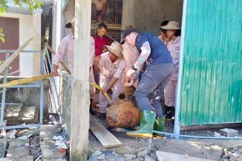 Đào móng xây dựng nhà vệ sinh, người dân phát hiện thứ bất ngờ dưới lòng đất