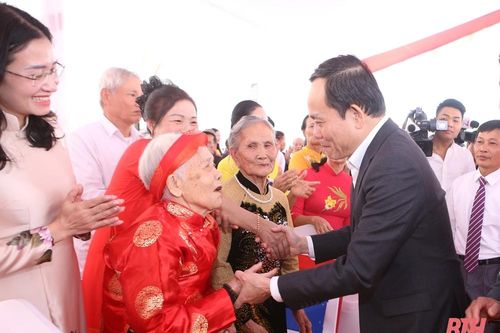 Phó Thủ tướng Chính phủ Trần Lưu Quang và các đồng chí lãnh đạo tỉnh chung vui ngày hội Đại đoàn kết toàn dân tộc tại tỉnh Thanh Hóa