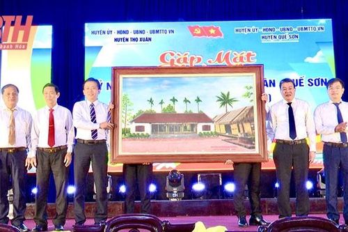'Như cây một cội, như con một nhà'