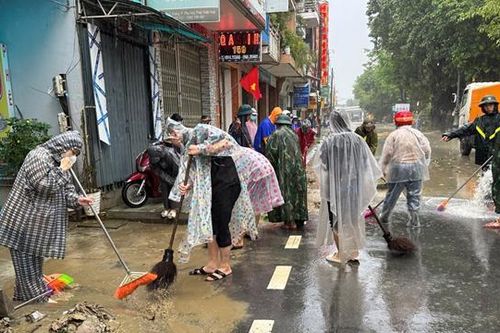 Người dân Huế tất bật dọn vệ sinh môi trường sau mưa lũ