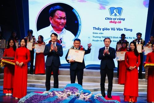 Gia Lai: Thầy giáo Vũ Văn Tùng được tuyên dương tại chương trình 'Chia sẻ cùng thầy cô'