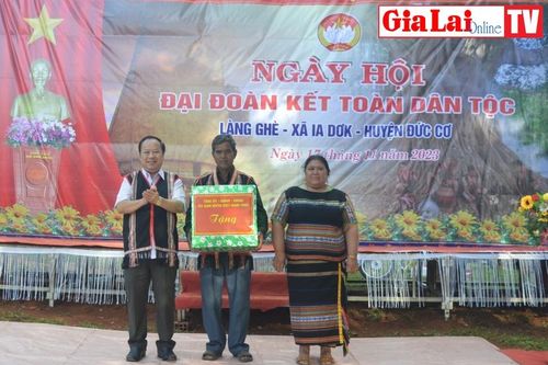 Phó Bí thư Thường trực Tỉnh ủy Châu Ngọc Tuấn dự Ngày hội Đại đoàn kết toàn dân tộc tại làng Ghè