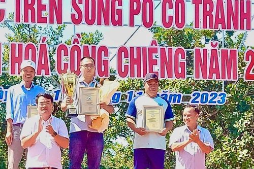 Hội đua thuyền độc mộc trên sông Pô Cô: Đội thi huyện Ia H'Drai giành cúp A Sanh