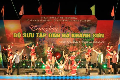 Chương trình văn nghệ kỷ niệm 63 năm Ngày giải phóng huyện Khánh Sơn