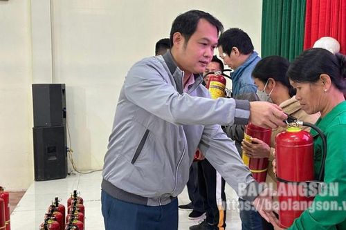 Chi Lăng: Trao tặng bình chữa cháy cho 80 hộ có hoàn cảnh khó khăn, gia đình chính sách