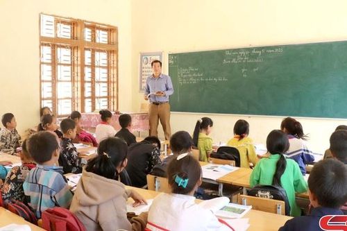 Gieo chữ ở điểm trường vùng cao Nà Bó