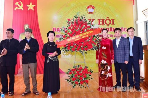 Đồng chí Lê Thị Kim Dung, Phó Bí thư Thường trực Tỉnh ủy, Chủ tịch HĐND tỉnh dự Ngày hội Đại đoàn kết toàn dân tộc tại Lâm Bình