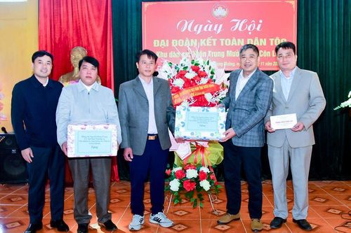 Đồng chí Chủ nhiệm Ủy ban Kiểm tra Tỉnh ủy dự Ngày hội Đại đoàn kết tại xã Côn Lôn (Na Hang)