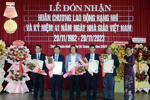 Trường đại học Sư phạm đón nhận Huân chương Lao động hạng Nhì