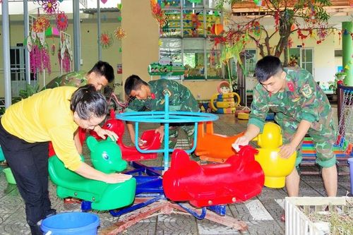 Hỗ trợ các trường học dọn lũ