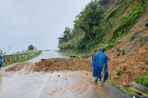 Sạt lở tại đèo Violắc trên Quốc lộ 24 đoạn qua Quảng Ngãi - Kon Tum