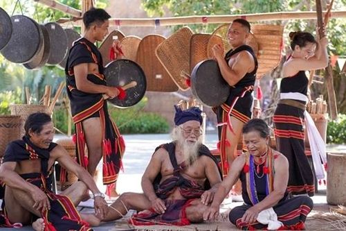Phát triển kinh tế - xã hội, nâng cao trình độ dân trí